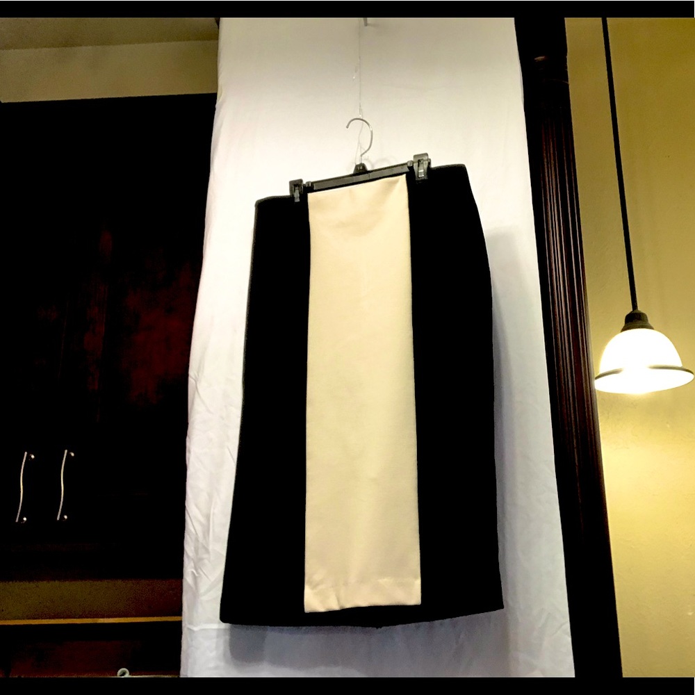 New York & Co Black & Cream Skirt sz 8 length 27"
